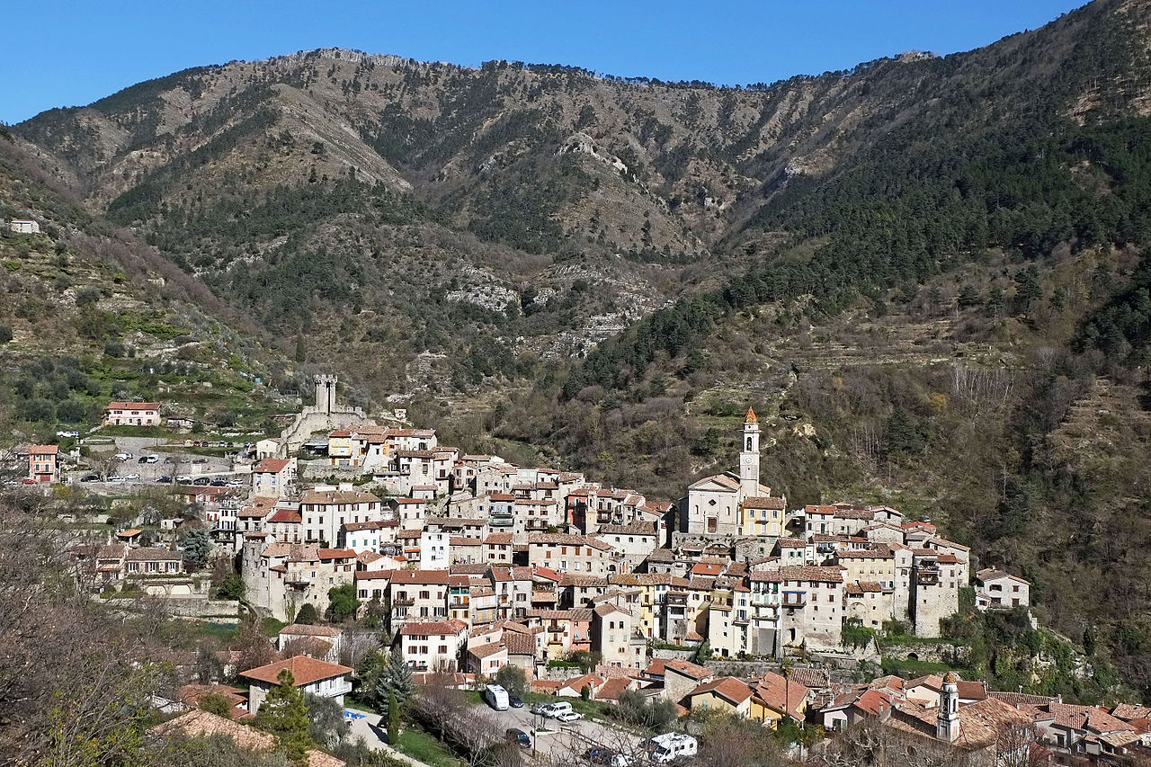 Vue_du_village_de_Luceram_depuis_la_route_de_lAuthion.jpg